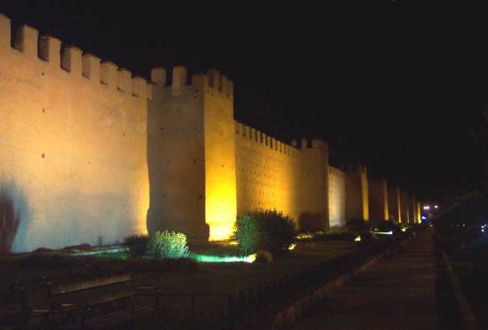 Marrakech Maroc nuit chateau architecture remparts boulevard